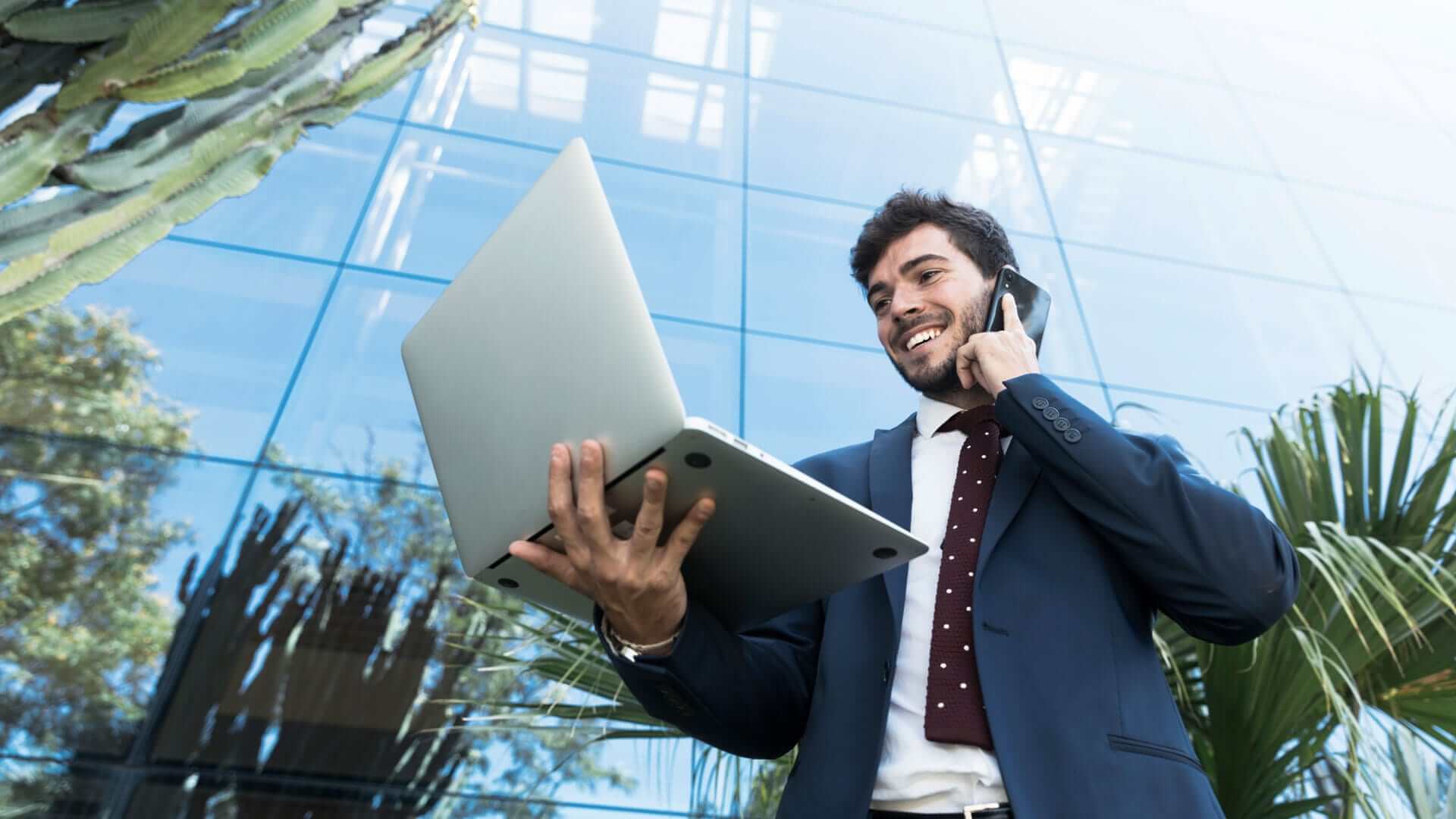 Equipe analisando dados